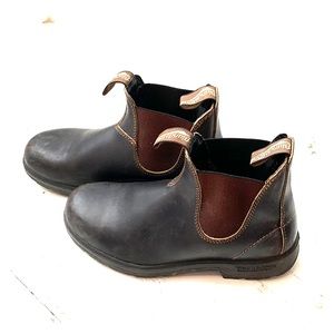 Blundstone boots 5 1/2 = women’s size 8.5 $ 2 SELL